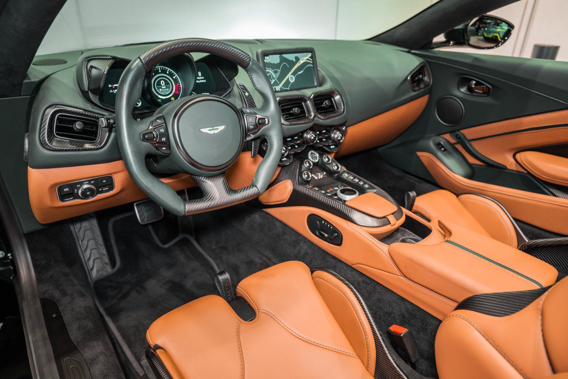 Used 2023 Aston Martin V12 Vantage Roadster RWD image 3