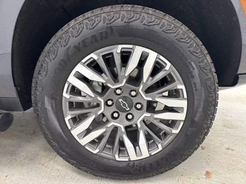 Used 2025 Chevrolet Suburban Z71 w/ Comfort Package image 36