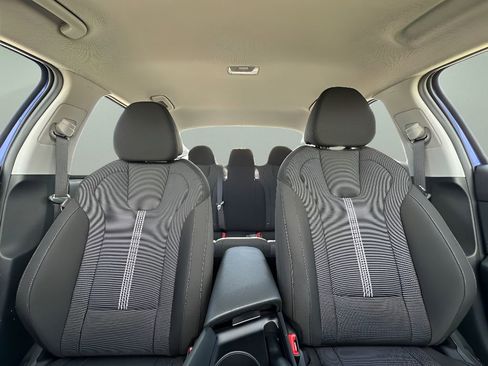 Used 2025 Hyundai Elantra SE w/ Cargo Package image 9