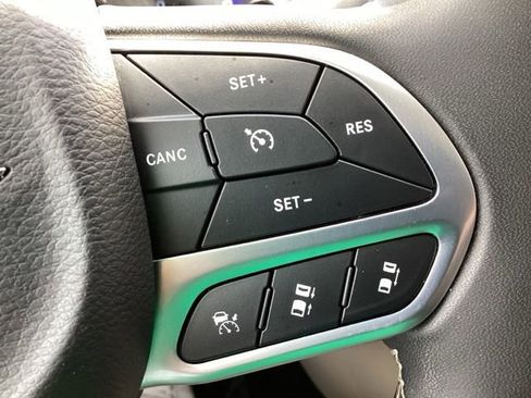 Used 2023 Chrysler Pacifica Touring-L FWD image 18