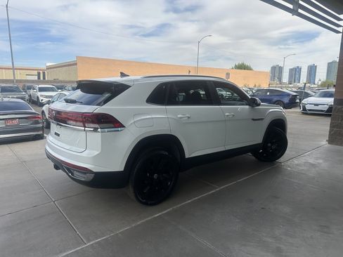 Used 2024 Volkswagen Atlas Cross Sport SE w/ Panoramic Sunroof Package FWD image 3