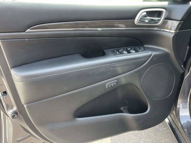 Used 2018 Jeep Grand Cherokee Overland AWD/4WD image 11