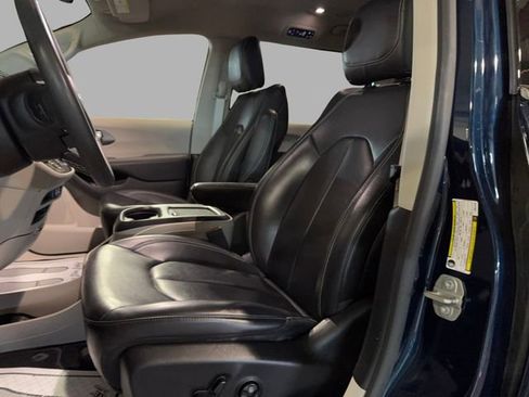 Used 2023 Chrysler Pacifica Touring-L image 9