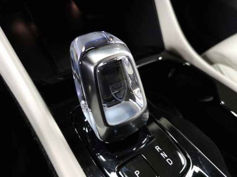 Used 2025 Volvo XC40 B5 Plus image 32