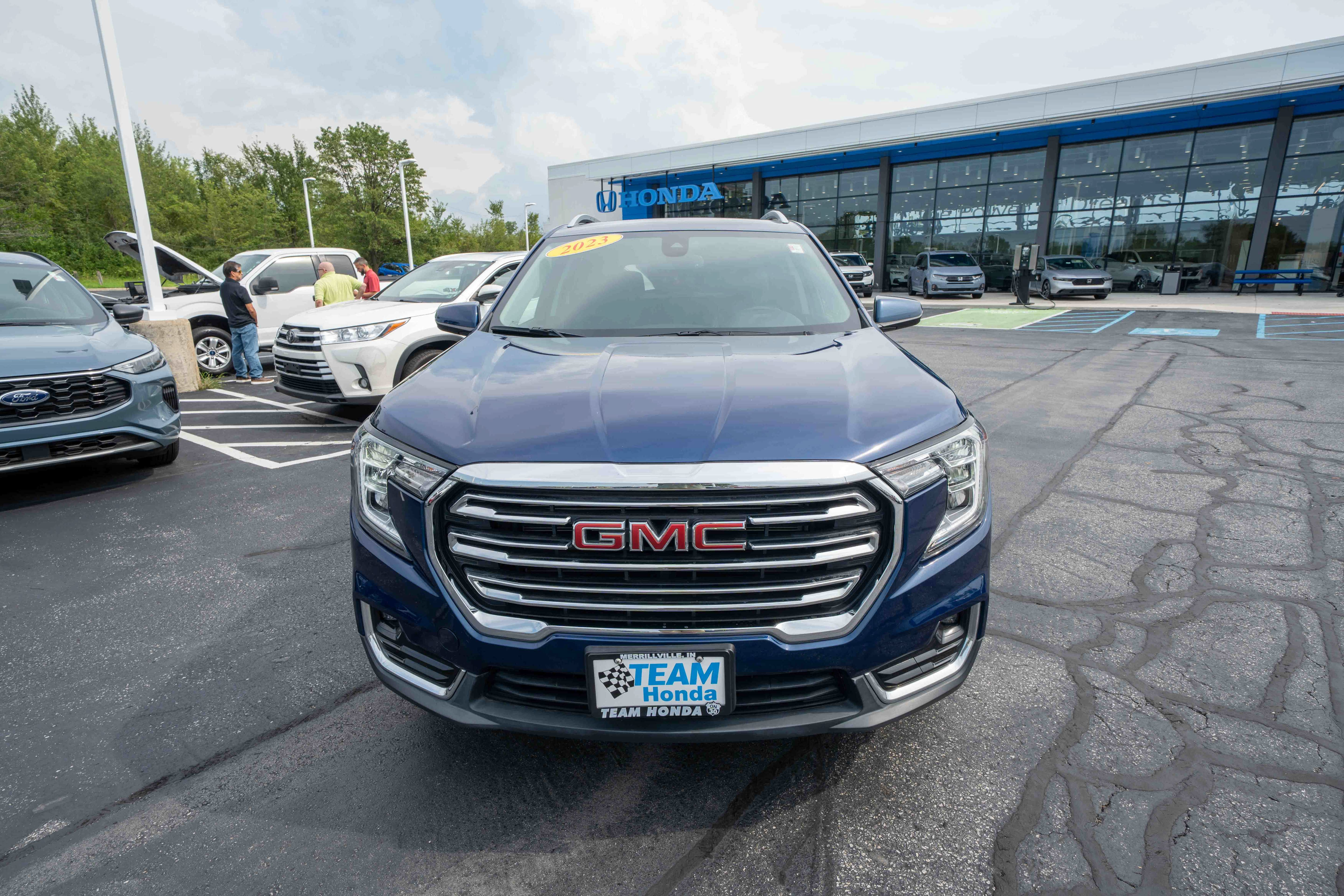 Used 2023 GMC Terrain SLT AWD/4WD image 2