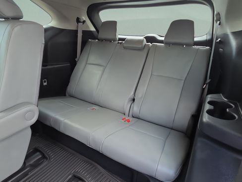 Certified 2024 Toyota Highlander XLE FWD image 13