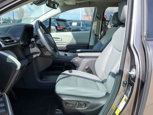 Used 2022 Toyota Sienna XLE image 7