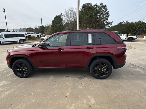 Used 2024 Jeep Grand Cherokee Altitude image 11