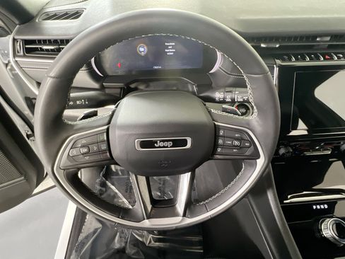 Used 2023 Jeep Grand Cherokee Altitude image 11