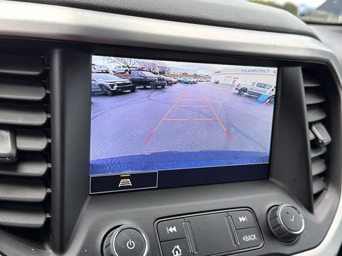 Used 2023 GMC Acadia SLT image 16