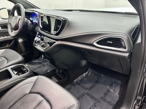 Used 2025 Chrysler Pacifica Select image 20