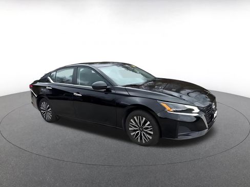 Used 2025 Nissan Altima 2.5 SV image 2