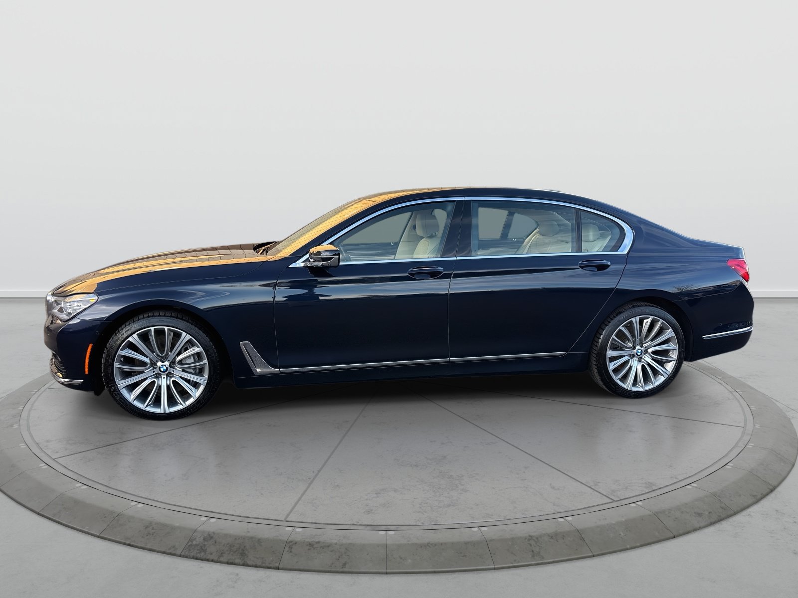Used 2018 BMW 750i xDrive AWD/4WD image 2