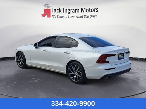 Used 2020 Volvo S60 T5 Momentum image 3