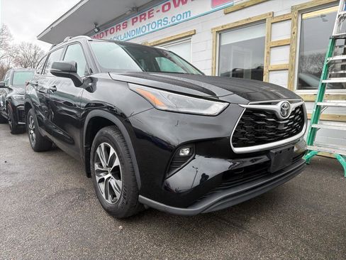 Used 2022 Toyota Highlander XLE image 3