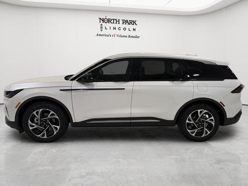 Used 2025 Lincoln Nautilus Premier w/ Equipment Group 102A AWD/4WD image 2