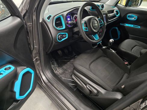 Used 2018 Jeep Renegade Latitude FWD image 14