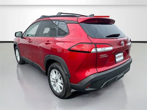 Used 2025 Toyota Corolla Cross LE w/ Moonroof Package image 5