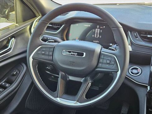 New 2025 Jeep Grand Cherokee Altitude image 11