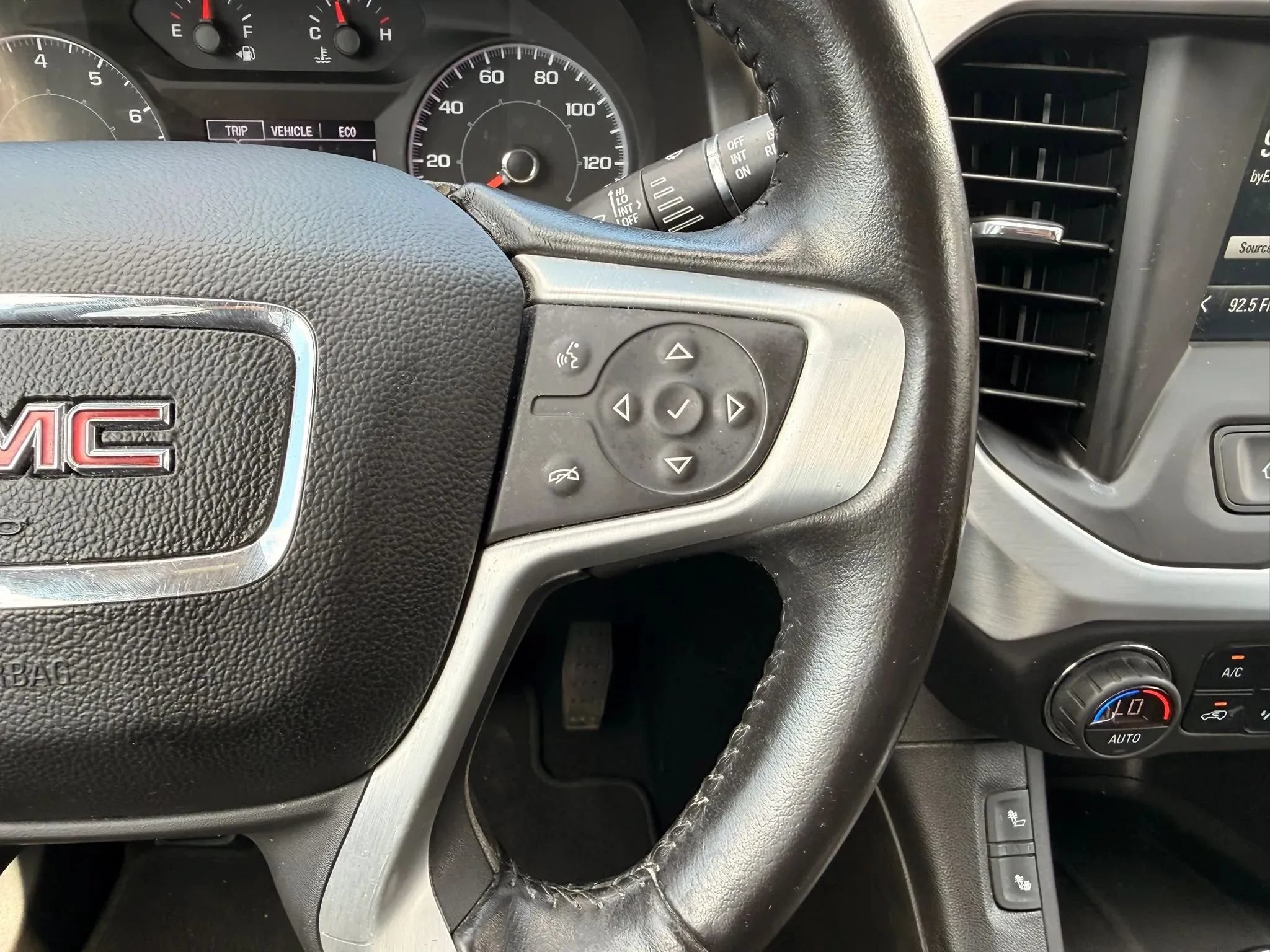 Used 2019 GMC Acadia SLE AWD/4WD image 18