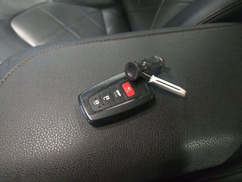 Used 2018 Toyota Camry XLE image 23