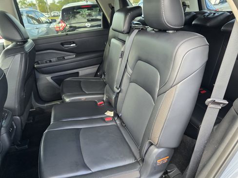 Used 2024 Nissan Pathfinder SL image 16