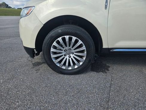 Used 2014 Lincoln MKX FWD w/ Walnut Swirl Wood Package image 26