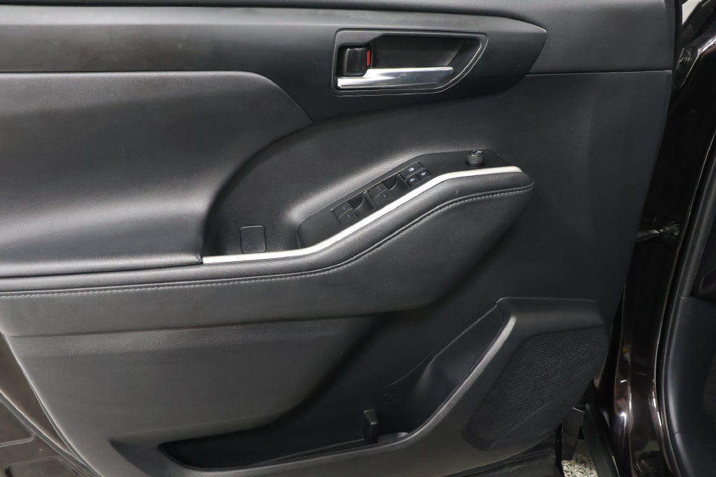 Used 2021 Toyota Highlander XLE AWD/4WD image 21