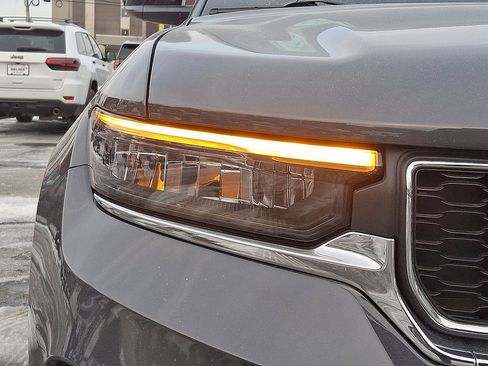 Used 2025 Jeep Grand Cherokee Laredo X image 27