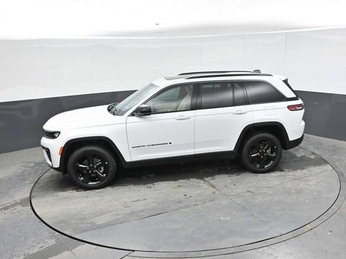 Used 2026 Jeep Grand Cherokee Limited w/ Limited Altitude Package AWD/4WD image 14