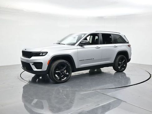 Used 2024 Jeep Grand Cherokee Altitude image 5