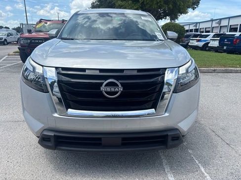 Used 2025 Nissan Pathfinder SV FWD image 2