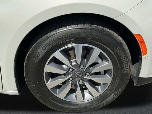 Used 2021 Chrysler Pacifica Touring-L w/ Uconnect Theater Family Group image 7