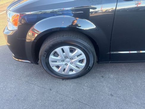 Used 2018 Dodge Grand Caravan SE w/ UConnect Hands-Free Group image 9