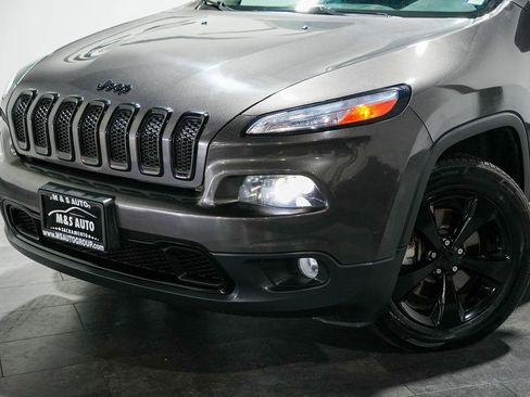 Used 2018 Jeep Cherokee Latitude w/ Altitude Package AWD/4WD image 10