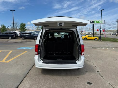 Used 2017 Dodge Grand Caravan SXT FWD image 12