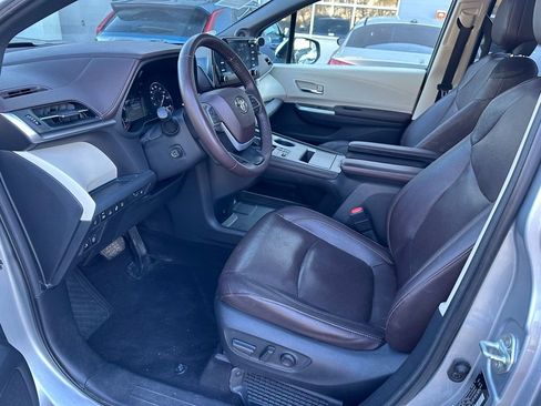 Used 2022 Toyota Sienna Platinum image 12