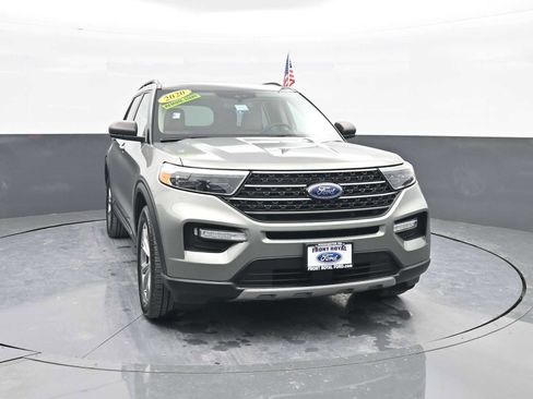 Used 2020 Ford Explorer XLT w/ Equipment Group 202A image 2