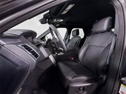 New 2026 Land Rover Discovery Dynamic SE image 11