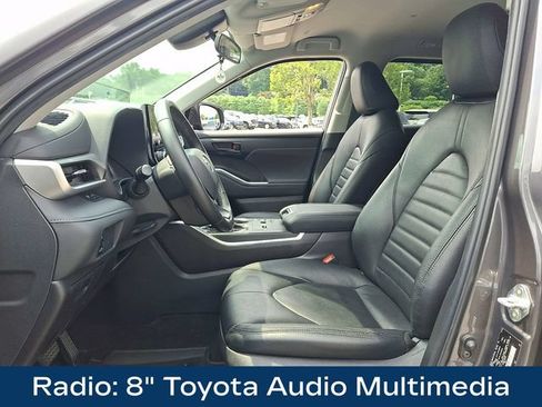 Used 2023 Toyota Highlander LE AWD/4WD image 2