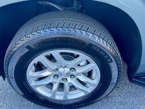 Used 2024 Chevrolet Suburban LT image 18