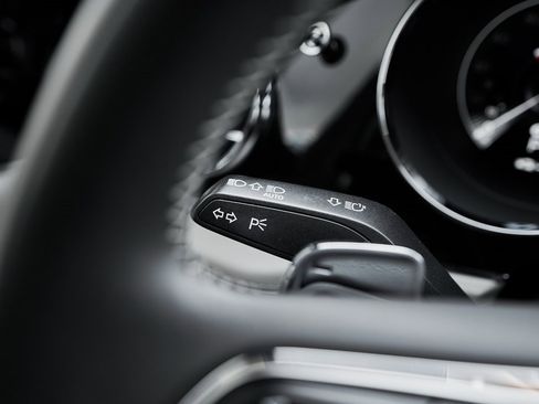 Used 2023 Bentley Bentayga Extended Wheelbase image 57