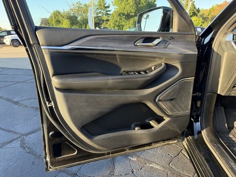 Used 2023 Jeep Grand Cherokee Overland w/ Advanced Protech Group III image 13