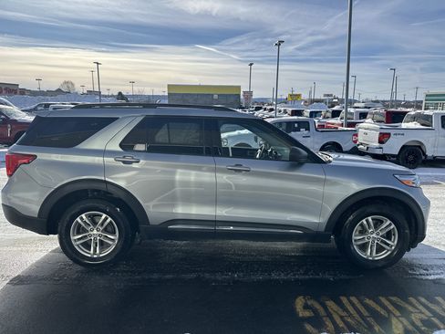 Used 2022 Ford Explorer XLT image 16