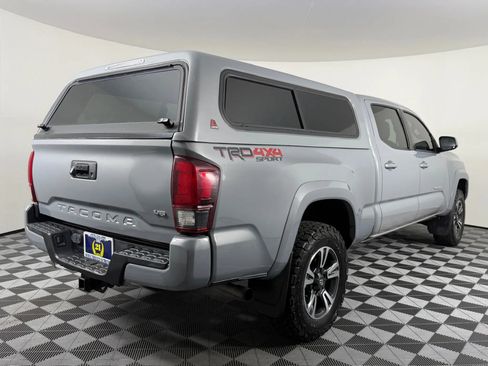 Used 2018 Toyota Tacoma TRD Sport AWD/4WD image 8