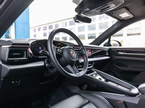 Certified 2025 Porsche Macan Electric RWD image 4