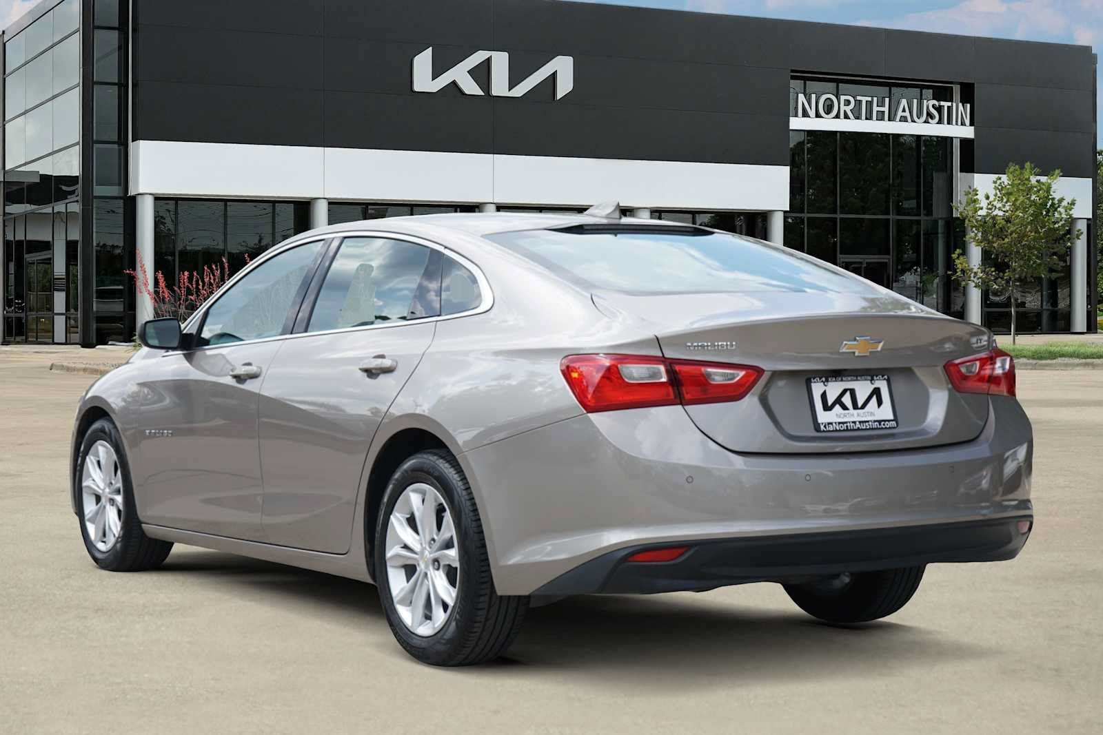Used 2025 Chevrolet Malibu LT FWD image 4