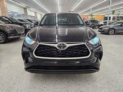 Used 2021 Toyota Highlander L AWD/4WD image 2