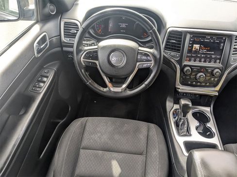 Used 2018 Jeep Grand Cherokee Laredo image 16