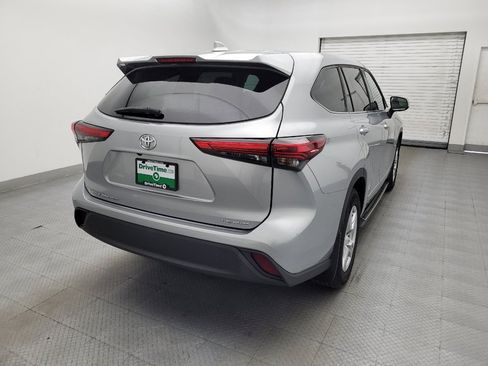 Used 2021 Toyota Highlander LE AWD/4WD image 7